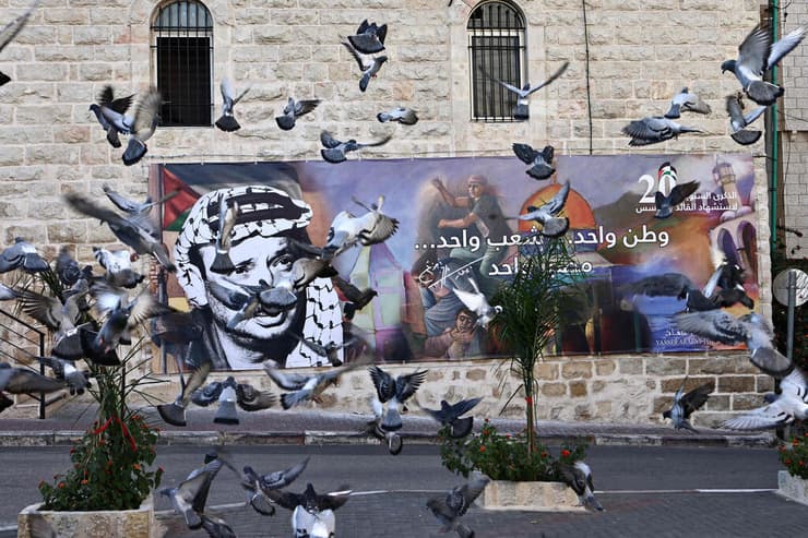 גרפיטי יאסר ערפאת מנהיג יו"ר הרשות הפלסטינית פלסטינים רמאללה 20 שנה ל מות מוות