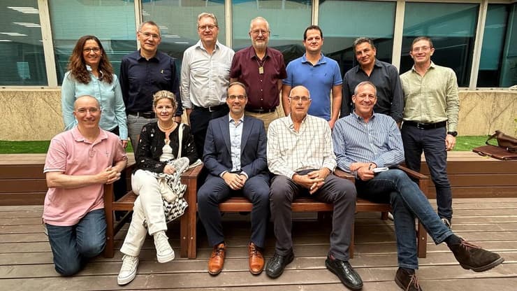 השופטים בתחרות. למעלה מימין לשמאל: ד"ר אילן גרין, ד"ר אבי מתן, רן רידניק, ד"ר זאב פלדמן, ד"ר דניאל לנדסברג, ד"ר גלעד בודנהיימר, ד"ר גליה ברקאי; למטה מימין לשמאל: עודד רוז, שמוליק בן יעקב, פרופ' רן בליצר, קטי בר שלום,
אורן רייס
שופטי תחרות Reboot