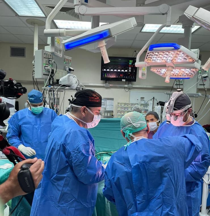 במהלך הניתוח של סער. צוות רב-תחומי עבד בשיתוף פעולה (צילום: המרכז הרפואי סורוקה) ניתוח שחזור ארובת העין פצוע מעזה בסורוקה סער גנור