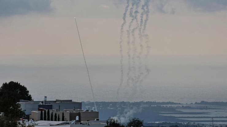 "ניצחנו? שהפוליטיקאים והקצינים יחזרו לגור פה". יירוטים בשמי הצפון (צילום: REUTERS/Thomas Peter) יירוט יירוטים מלחמה מלחמת חרבות ברזל חיצי הצפון ארגון טרור חיזבאללה לבנון