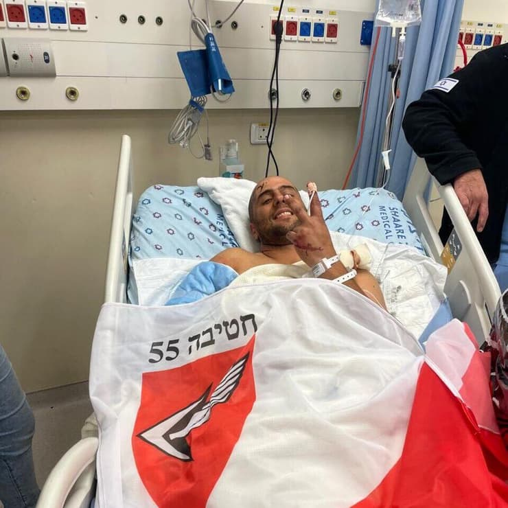 בן גד בבית החולים לאחר פציעתו בקרב. "הייתי צריך להגיע למצב שהיד מסוגלת ללחוץ על ההדק" (צילום: מהאלבום הפרטי) רס"ן (מיל') אריאל בן גד, בבית החולים לאחר פציעתו בקרב