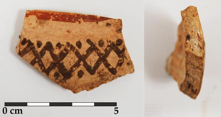 שבר של "קרמיקה מדיינית" עם עיטור אופייני, שהתגלה בחפירות תמנע של אוניברסיטת תל אביב