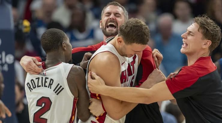 שחקני מיאמי חוגגים עם יוביץ'