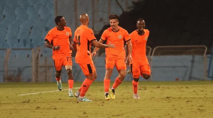 שחקני כפר שלם בטירוף (אופיר מגדל) שחקני כפר שלם בטירוף