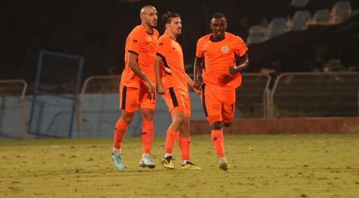 שחקני כפר שלם בטירוף (אופיר מגדל) שחקני כפר שלם בטירוף