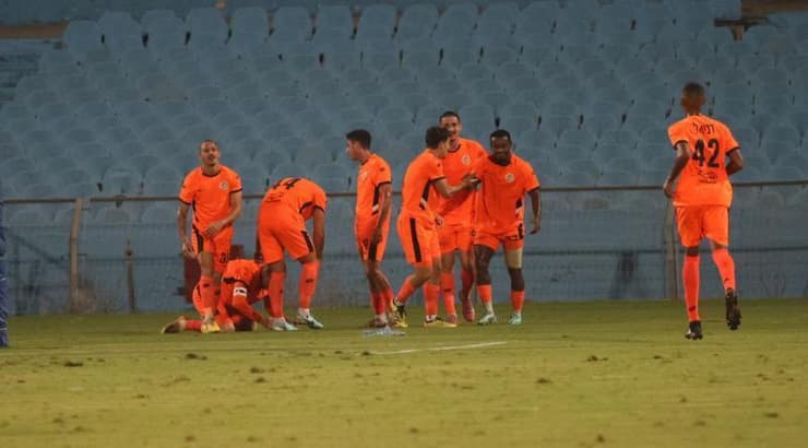 שחקני כפר שלם חוגגים (אופיר מגדל) שחקני כפר שלם חוגגים