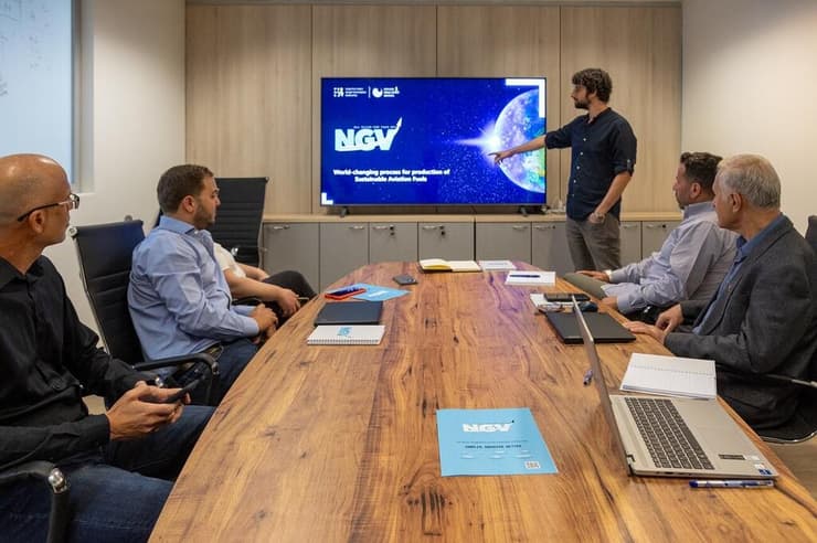 טומי הוס מציג את הרעיון שפיתחה חברת NGV