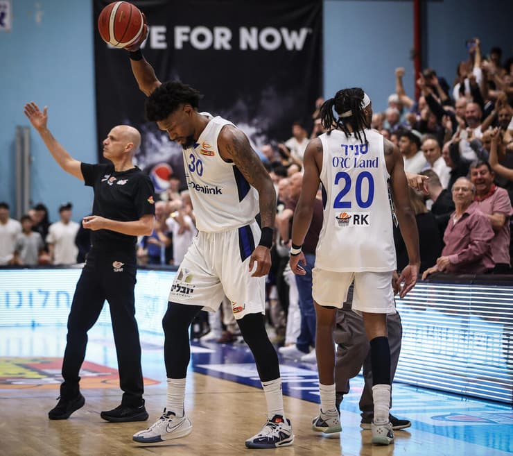 בהרצליה בוחנים. סילבה (צילום: עוז מועלם) שחקן בני הרצליה כריס סילבה