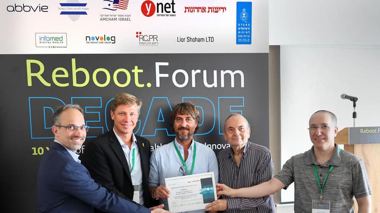 Insight Axis, הזוכים בתחרות . מימין לשמאל: עורך הבריאות של ynet, אורן רייס; יו"ר פורום Reboot, ד"ר יצחק ברלוביץ'; השותפים המייסדים ד"ר עודד שור וד"ר פליקס בנינגר; המנהל המדעי של Reboot, פרופ' רן בליצר. (אבישי פינקלשטיין) Insight Axis, הזוכים בתחרות . מימין לשמאל: עורך הבריאות של ynet, אורן רייס; יו"ר פורום Reboot, ד"ר יצחק ברלוביץ'; השותפים המייסדים ד"ר עודד שור וד"ר פליקס בנינגר; המנהל המדעי של Reboot, פרופ' רן בליצר.