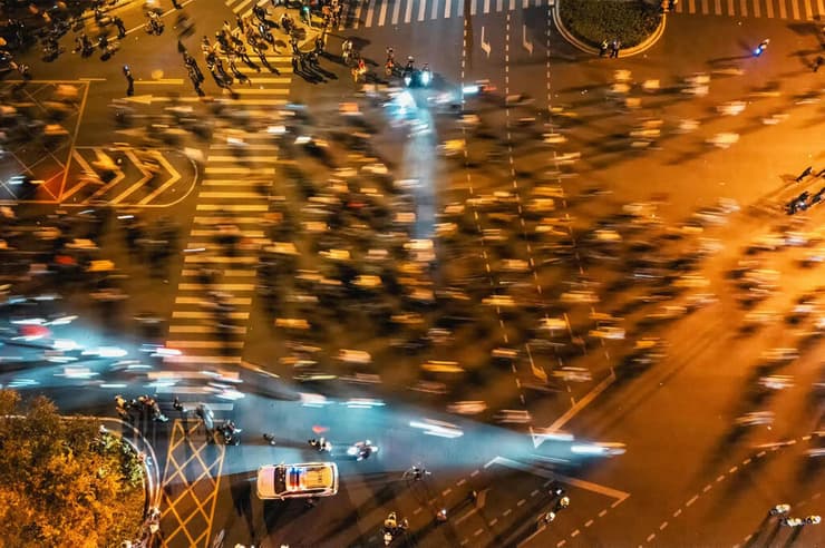 צילום: STRINGER / AFP סין סטודנטים רוכבים על אופניים בכביש מהיר