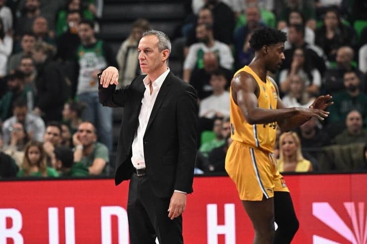 החליט לזרוק את לי למים העמוקים. קטש (צילום: Paobc) קטש