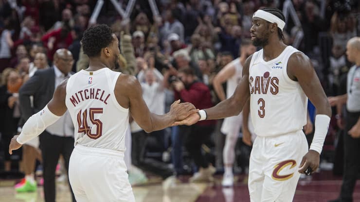 שחקן קליבלנד קאבלירס דונובן מיצ'ל עם כריס לברט