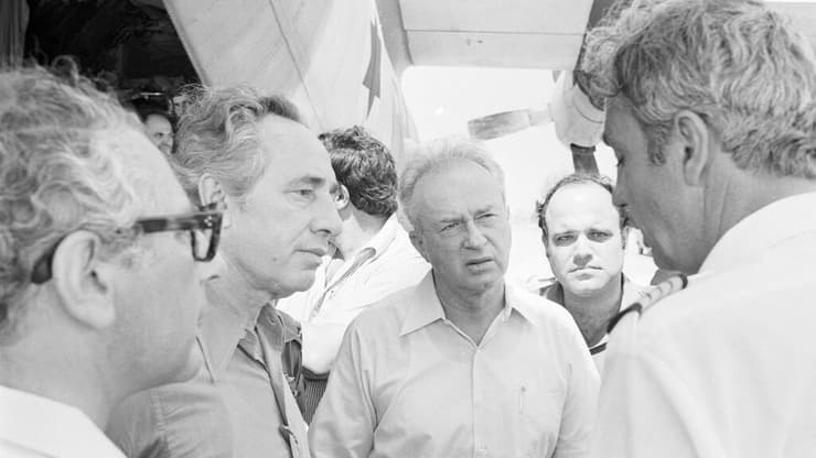 ראש הממשלה יצחק רבין ושר הבטחון שמעון פרס מקבלים את פני קברניט מטוס אייר-פרנס, שמחבלים מהחזית העממית - פלג ודיע חדאד, חטפו לאנטבה שבאוגנדה. לצידו הימני של יצחק רבין - אילן תהילה.