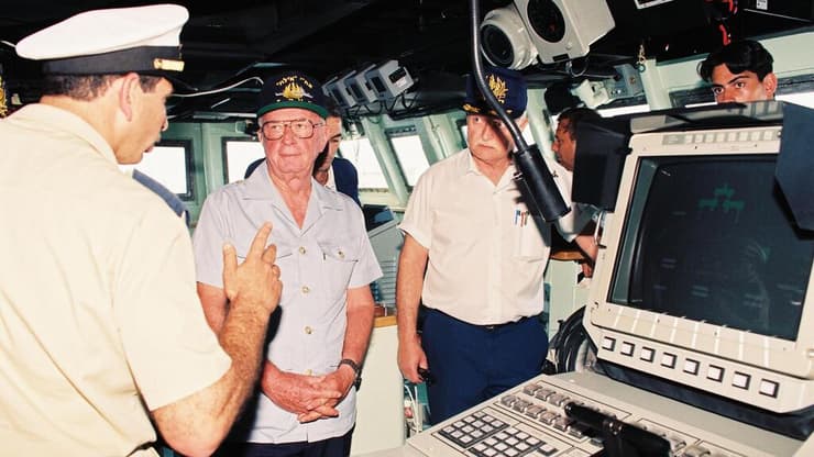 ראש הממשלה יצחק רבין, סגן שר הבטחון מוטה גור , מפקד חיל הים אלוף עמי