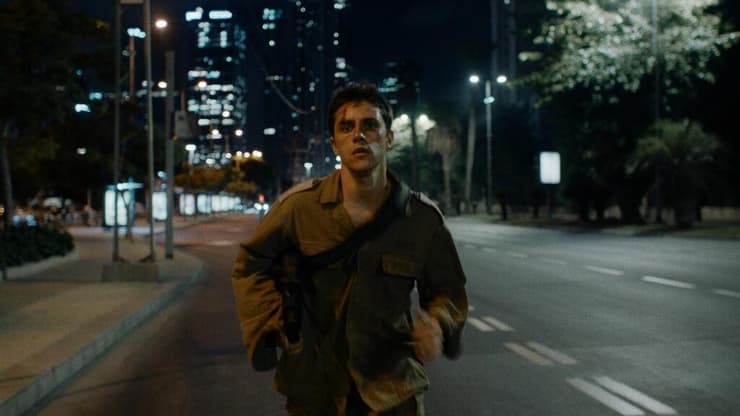 תכלס, נראה כמו פריים מתוך סרט אימה. מתוך "החייל הנעלם" (צילום: באדיבות סרטי יונייטד קינג) מתוך "החייל הנעלם"