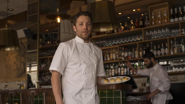 פרנקל במסעדת פרונטו. "כשהתחילה המלחמה הבנתי שאין לאן לחזור" (צילום: יובל חן) שף דיוויד פרנקל במסעדת פרונטו