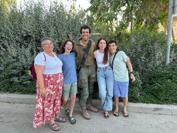 סא״ל (במיל׳) לוטם פרן פרח והמשפחה. להרגיע את הילדים ולהזכיר להם שאבא הבטיח לחזור (צילום: אלבום משפחתי) סא״ל (במיל׳) לוטם פרן פרח, מג״ד 8119 חטיבת ירושלים ואם ילדיו ענבל