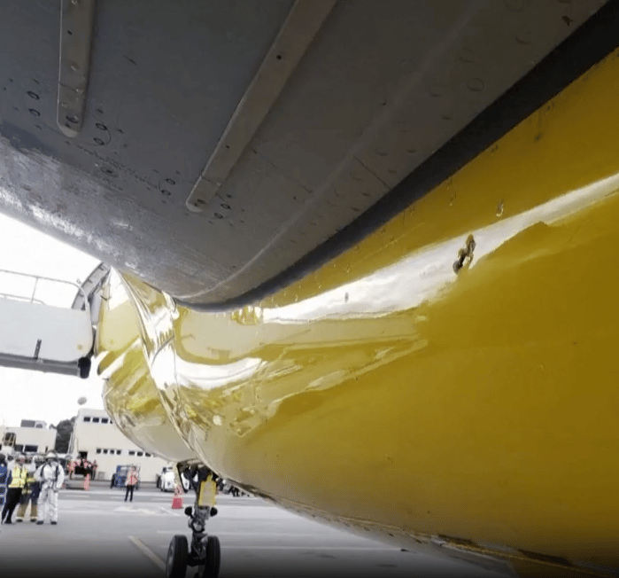 מטוס ספיריט איירליינס שנפגע מקליעים בהאיטי (צילום: רויטרס) מטוס ספיריט איירליינס שנפגע מקליעים בהאיטי