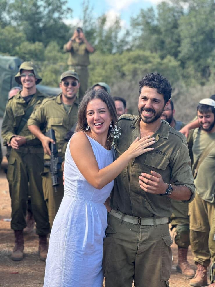 רס״ל (במיל׳) איתי שוורצשטיין ואשתו עומר פדן. התחתנו במהירות בשטח כינוס (צילום: hann.adam.photos) רס״ל (במיל׳) איתי שוורצשטיין ואשתו עומר פדן