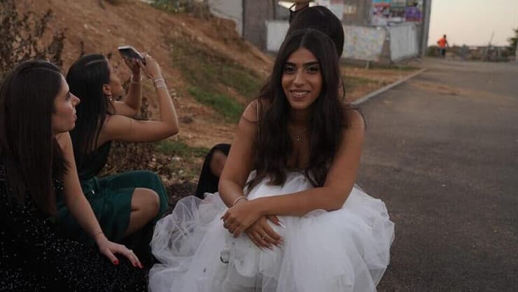 הוד השרון - זוג שמתחתן נקלע לאזעקות בדרכם לחתונה