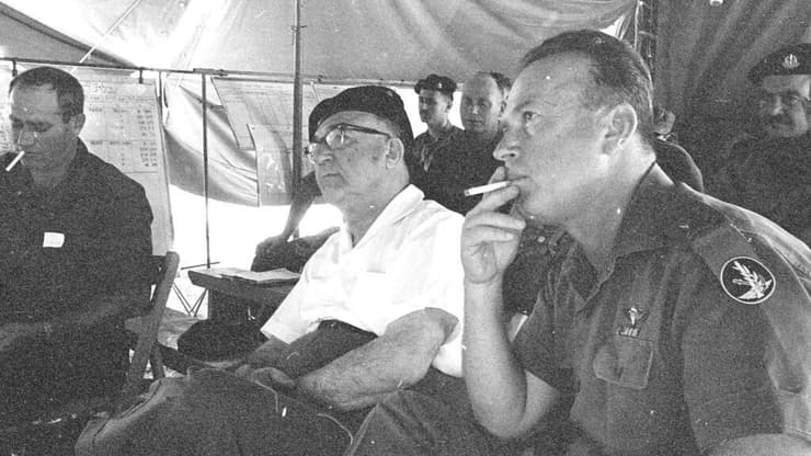 ראש הממשלה ושר הביטחון, לוי אשכול, מבקר בצה"ל ומקבל תדרוך באוהל פיקוד דרום. בתצלום: יצחק רבין, לוי אשכול, ישעיהו "שייקה" גביש. בשורה שנייה אלברט מנדלר