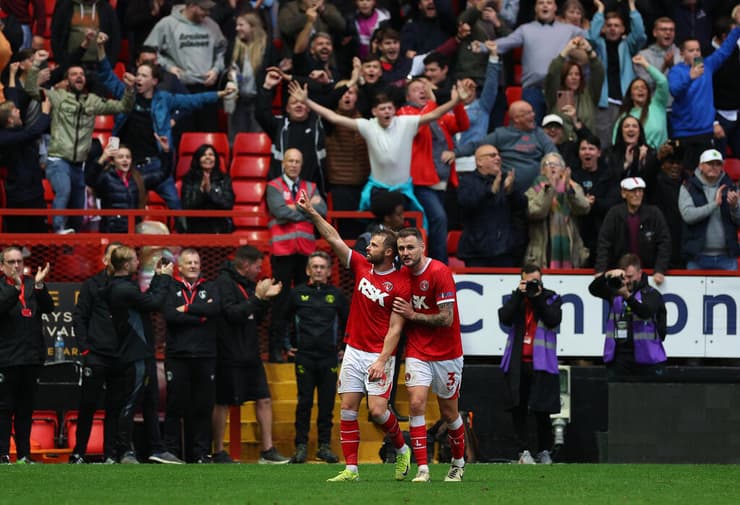 שחקני רקסהאם חוגגים עם האוהדים שער נגד צ'רלטון (Andrew Redington/Getty Images) שחקני רקסהאם חוגגים עם האוהדים שער נגד צ'רלטון