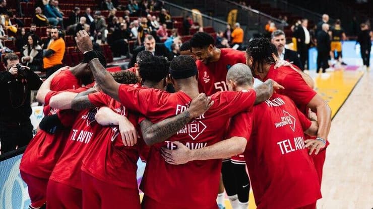 ניצחון מרשים. שחקני הפעול ת"א (צילום: הפועל "שלמה" ת"א) שחקני הפעול ת"א לפני המשחק מול טרפל סופוט