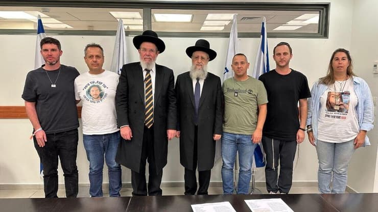 הרב דוד יוסף והרב קלמן בר עם בני משפחות של חטופים (צילום: ישראל גינסברג) הרב דוד יוסף והרב קלמן בר עם בני משפחות של חטופים