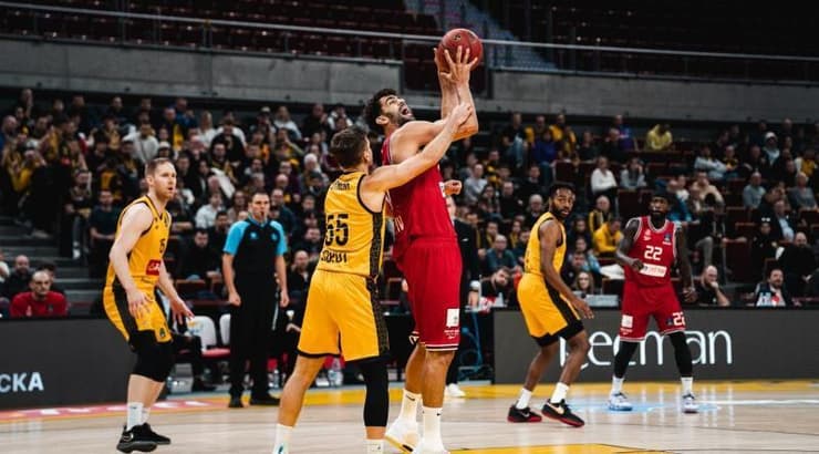 תומר גינת עם הכדור (הפועל "שלמה" ת"א) תומר גינת עם הכדור