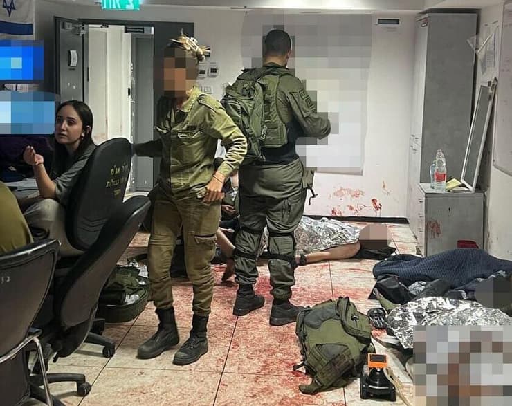 "לא הצלחתי להפסיק לבכות". הדר (בכיסא) והלוחמים הפצועים בחמ"ל לוחמים פצועים בחמ"ל במוצב כיסופים. בכיסא: הדר טרייטל