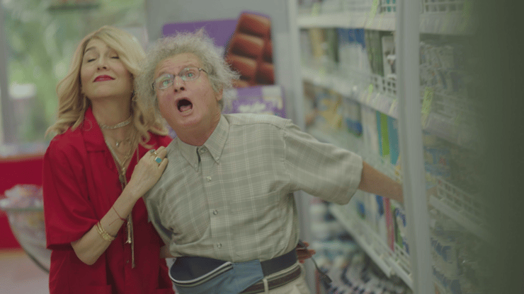 חוגגת את חיבת הקונצנזוס, בזמן שהיסודות של הבית מתחילים לרעוד. מתוך "קופה ראשית" (צילום: באדיבות כאן 11, יולי אוגוסט הפקות) מתוך "קופה ראשית"