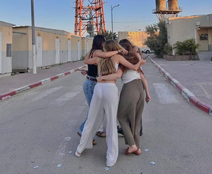 הדר, קרן ושתי חברות תצפיתניות ביום השחרור הדר טרייטל, קרן מאיר ושתי תצפיתניות משתחררות