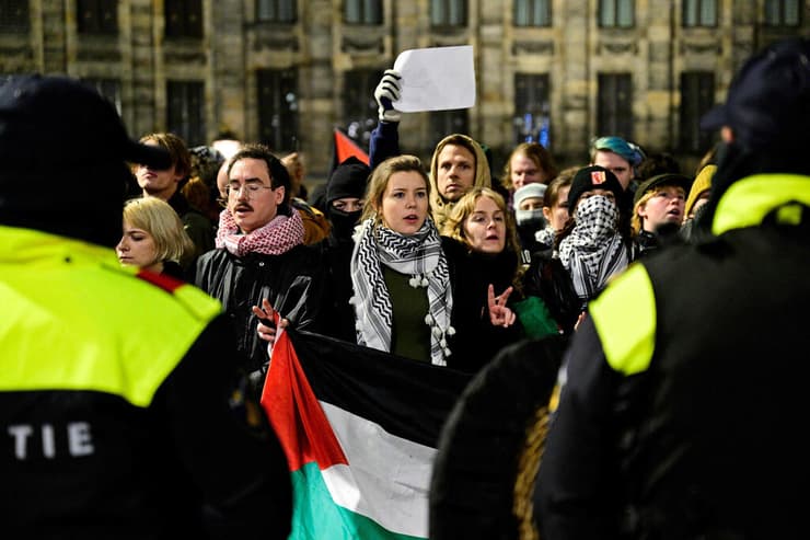 הולנד משטרת אמסטרדם עוצרת מפגינים פרו פלסטינים הפגנה לא חוקית