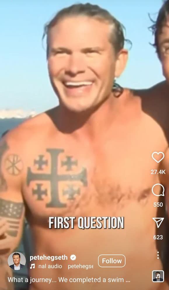 פיט הגסת' שר ההגנה המיועד של ארה"ב מציג את ה קעקוע שלו