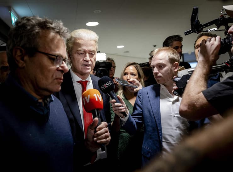 הולנד חירט וילדרס דיון ב פרלמנט על ה פרעות ה אנטישמיות של מוסלמים נגד אוהדי מכבי תל אביב