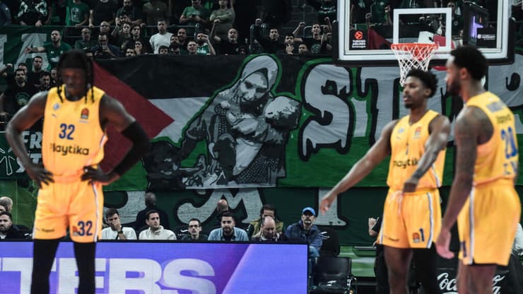 שחקני מכבי ת"א, אתמול באואקה (צילום: Angelos TZORTZINIS / AFP) שחקני מכבי