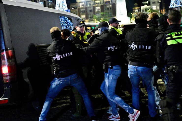 הולנד משטרת אמסטרדם עוצרת מפגינים פרו פלסטינים הפגנה לא חוקית