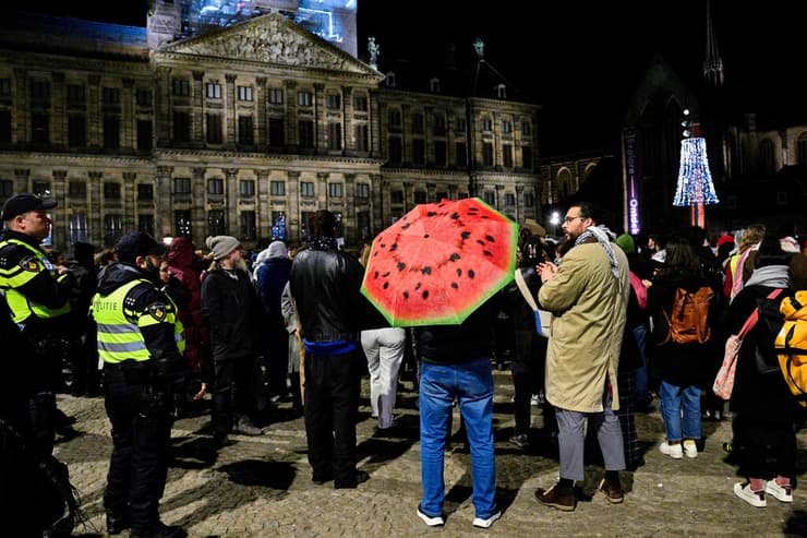 הולנד משטרת אמסטרדם עוצרת מפגינים פרו פלסטינים הפגנה לא חוקית