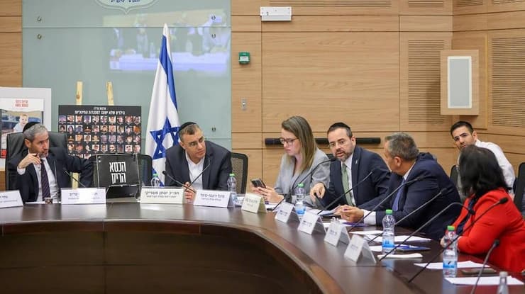 מהנתונים שהוצגו בוועדה: 40% מהחברה הערבית והחרדית אינם יכולים לממן מזון בריא (צילום: נועם מושקוביץ/דוברות הכנסת) ועדת החינוך והבריאות