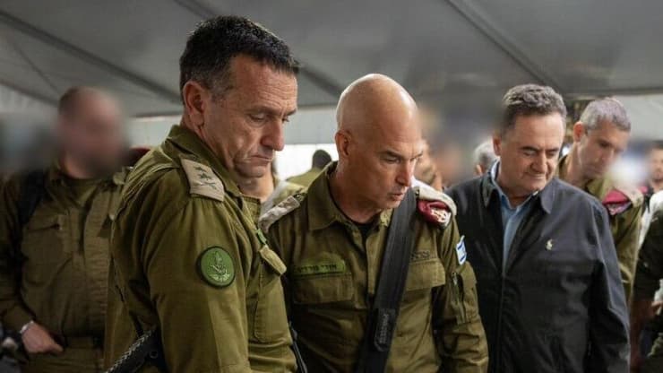 שר הביטחון ישראל כ"ץ בביקור בפיקוד הצפון ביחד עם הרמטכ"ל רב-אלוף הרצי הלוי ומפקד פיקוד צפון, האלוף אורי גורדין