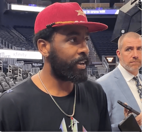 קיירי ארווינג מתראיין עם שרשרת של ארץ ישראל צבועה בצבעי דגל פלסטין