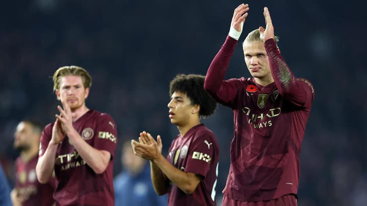 בתוך סופת ברקים. הולאנד, לואיס ודה בריינה מודים לקהל אחרי ההפסד לברייטון (צילום: Bryn Lennon/Getty Images) הולאנד, לואיס ודה בריינה