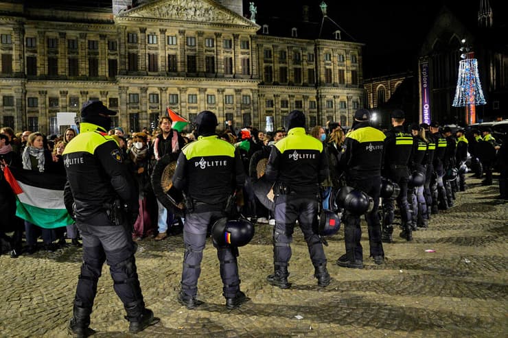 הולנד משטרת אמסטרדם עוצרת מפגינים פרו פלסטינים הפגנה לא חוקית