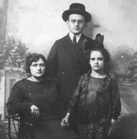 הרבנית רחל חיה מרים שפירא מפיאסנצה (משמאל), אשת האדמו"ר קלונימוס קלמיש שפירא, עם ילדיה הרבנית רחל חיה מרים שפירא מפיאסנצה (משמאל), אשת האדמו"ר קלונימוס קלמיש שפירא, עם ילדיה