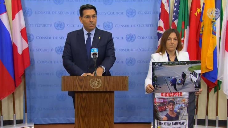 דני דנון בכינוס בנושא אונר"א בליווי איילת סמרנו, היום שגריר ישראל לאו"ם דני דנון בכינוס בנושא אונר"א תוקף את מנכ"ל הארגון על כך שעובדי הארגון חטפו ישראלים ב 7.10