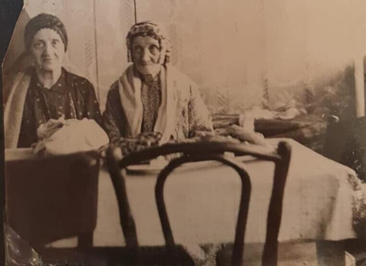 אם ובת, שתיהן אדמו"ריות: מימין הרבנית שרה הורוביץ שטרנפלד מחנצ'ין, ומשמאל בתה, הרבנית חנה ברכה שפירא. סבתו ואימו של הרבי מפיאסצנה (צילום: באדיבות המשפחה) אם ובת, שתיהן אדמו"ריות: מימין הרבנית שרה הורוביץ שטרנפלד מחנצ'ין, ומשמאל בתה, הרבנית חנה ברכה שפירא. סבתו ואימו של הרבי מפיאסצנה