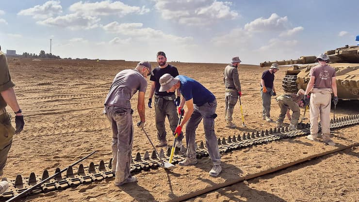 המתנדבים מכשירים את הטנקים לפעילות. "לגרז, לשמן, לנקות ולהחליף חוליות בפינים ובזחלים" yk14150297
