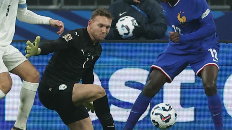 שוער נבחרת ישראל דניאל פרץ מול שחקן נבחרת צרפת רנדל קולו מואני, עידן נחמיאס, רז שלמה