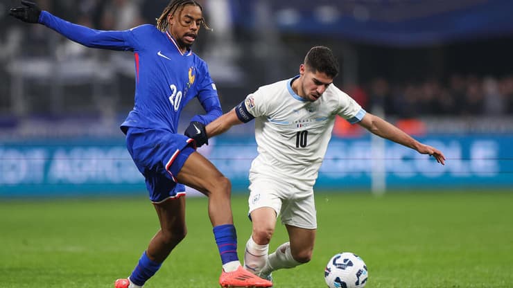 "נתנו את הכל". מנור סולומון (FRANCK FIFE / AFP) שחקן נבחרת ישראל מנור סולומון מול שחקן נבחרת צרפת בראדלי ברקולה