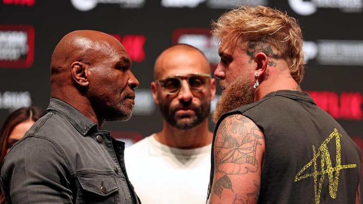 ג'ייק פול (מימין) ומייק טייסון (צילום: Brett Carlsen/Getty Images) מייק טייסון ג'ק פול